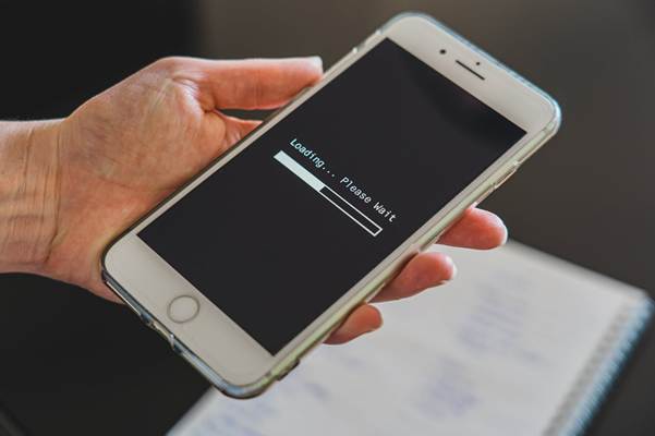 tampilan instalasi aplikasi di ponsel Android
